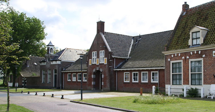 Foto van de gevel van bezoekerscentrum Huys Egmont